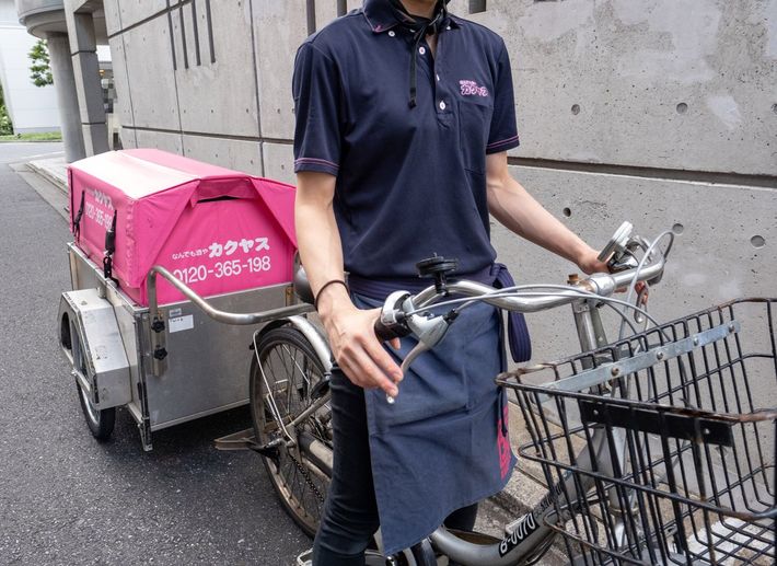 ピンクの荷車のついた電動自転車